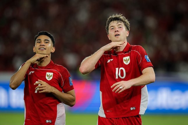 Marselino Ferdinan dan Ole Romeny merayakan gol pada laga Indonesia vs Bahrain di Kualifikasi Piala Dunia 2026