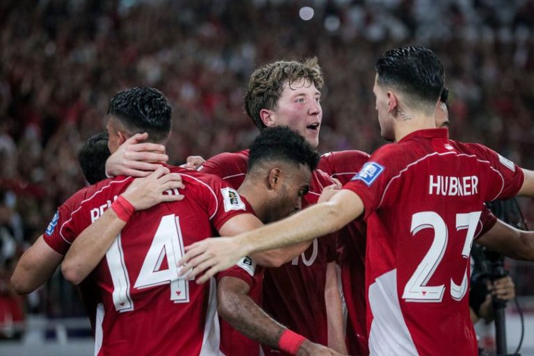 Timnas Indonesia merayakan gol Ole Romeny ke gawang Timnas China